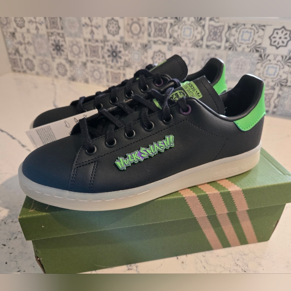 Adidas Kids Black and Green Hulk Smash Sneakers-Big Kids UNISEX Size 5-New